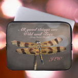 Golden Dragonfly Wild und kostenloser Kostenvorans Laptopschutzhülle<br><div class="desc">Dieser schöne Laptop-Ärmel zitiert Henry David Thoreau "Alle guten Dinge sind wild und frei". Seine erdigen Farben Gold, Braun, Taupe und Rosa werden eine natürliche Erinnerung sein, um das Leben voll zu leben und jeden Augenblick zu schätzen, wie diese goldene Libelle mit ihren imposanten Flügeln weit verbreitet. Libellen symbolisieren Veränderung,...</div>