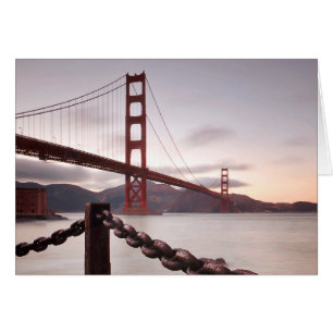 Golden Gate Bridge contre les montagnes