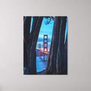 Golden Gate Bridge durch Bäume in der Dämmerung Leinwanddruck