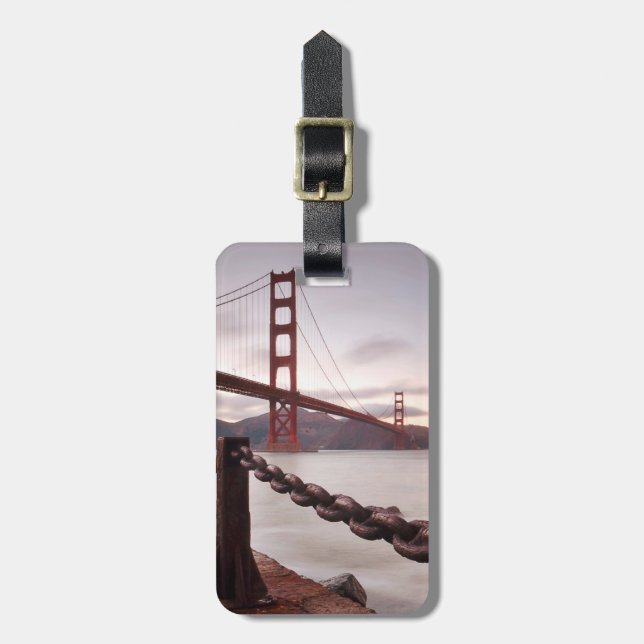 Golden Gate Bridge gegen Berge Gepäckanhänger (Vorderseite vertikal)
