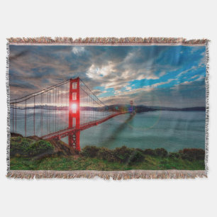 Golden gate bridge mit Sun, der durch scheint Decke