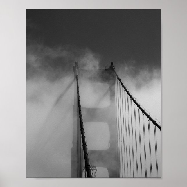 Golden Gate Bridge Tower im Nebel verkleidet Poster (Vorne)