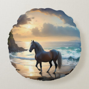 Golden Grace: Ein Palomino Pferd am Sonnenuntergan Rundes Kissen