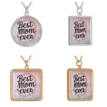 Golden Hearts Trendy Script Beste Mama für Moderne Versilberte Kette<br><div class="desc">Mit unseren modernen Halsketten schmücken sie ihre Halskette mit Eleganz und Sentimentalität,  mit den Worten der besten Mama aller Zeiten in trendigem Drehbuch-Schriftart und mit goldenen Herzen. Ein zeitloses und stilvolles Geschenk für den Muttertag.</div>