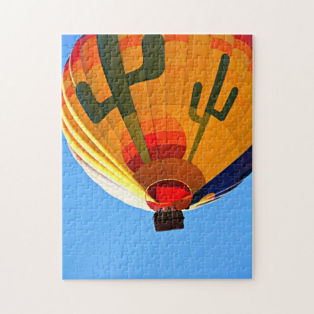 Golden Hot Air Ballon mit Green Cactus in Sky (Vertikal)