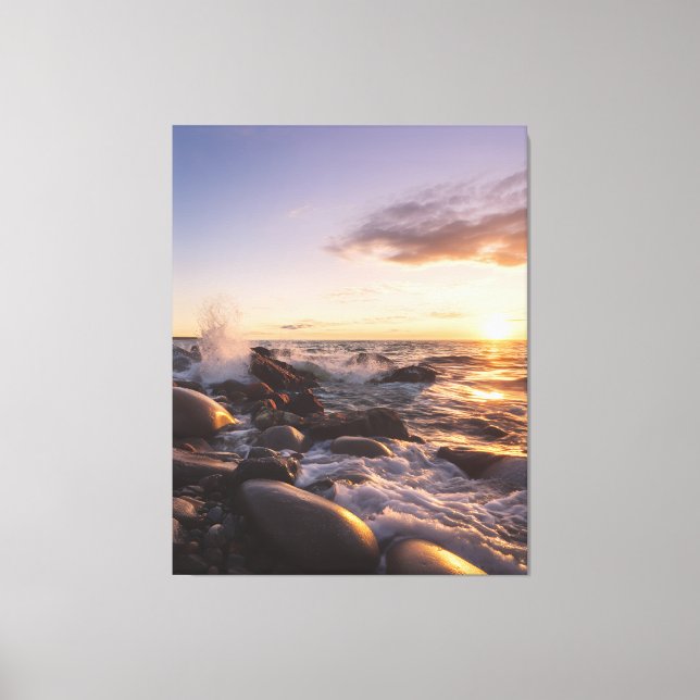 Golden Hour Sunset Waves on Rocky Shore Seascape Leinwanddruck (Vorderseite)