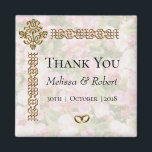 Golden Jeweled Floral Wedding Danke Magnet<br><div class="desc">Ein dekorativer und eleganter Hochzeitsgeschmack, mit einem weichen Blumenmuster in Pastelltönen, mit einem goldfarbenen Zierrahmen auf der oben links Seite, mit einem goldenen und smaragdfarbenen Juwel in der Ecke. Unter dem benutzerdefinierten Text der Braut und Bräutigam Namen und das Hochzeitstermin ist ein Paar goldene Hochzeitsbands. Dieses hübsche Hochzeitsgepäck für Ihre...</div>