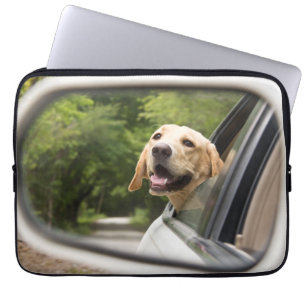 Golden Labrador in Rearview Mirror Laptopschutzhülle