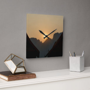 Golden light on the peaks: sunset in Vang Vieng Quadratische Wanduhr