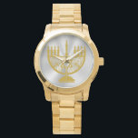 Golden Menorah Armbanduhr<br><div class="desc">Unisex übergroße Armbanduhr aus Gold mit einem Bild einer goldenen Menorah auf glänzenden Silber. Sehen Sie dazu die passende quadratische Taste, den quadratischen Charme, den großen quadratischen Schlüsselanhänger und die quadratische Halskette. Die gesamte Hanukkah Wrist Watch Kollektion finden Sie unter der Rubrik ACCESSORIES im Bereich HOLIDAYS.</div>