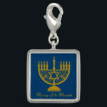 Golden Menorah Charm<br><div class="desc">Der silberne Zauber mit quadratischem Grundriss und dem Bild einer goldenen Menorah und dem optionalen Text auf königlichem Blau. Sehen Sie dazu die passende Vierkanttaste, den großen quadratischen Schlüsselanhänger, die quadratische Halskette und die Armbanduhr. Sehen Sie sich die gesamte Hanukkah Charm Kollektion unter der Kategorie ACCESSORIES im Bereich HOLIDAYS an....</div>