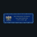 Golden Menorah Decorative<br><div class="desc">Dieses Adressetikett verfügt über eine goldene Menorah auf einem dunkelblauen Mittelpunkt und der Hintergrund ist ein helles und dunkelblaues Dekor. Der Text auf diesem Label kann individuell angepasst werden und entweder als Rücksendetikett oder als Geschenktag verwendet werden!</div>