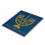 Golden Menorah Fliese<br><div class="desc">Die quadratische Keramik mit dem Bild einer goldenen Menorah und dem optionalen Text auf königsblau. Siehe dazu passende Papierplatte und Untersetzer. Die gesamte Hanukkah-Tile-Kollektion finden Sie unter der Rubrik ZUHAUSE im Bereich HOLIDAYS.</div>