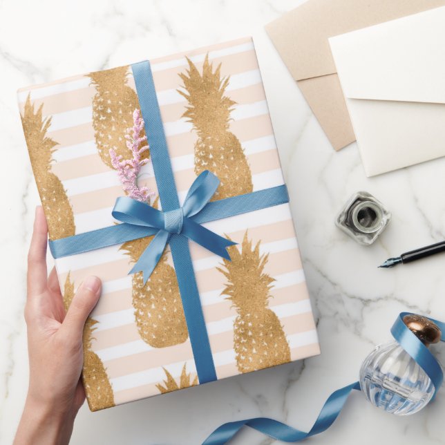 Golden Pineapples Pattern Tropical  Geschenkpapier (Schenken)