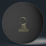 Golden Ping Pong Emblem Personalisiert Tischtennisball<br><div class="desc">Dieses personalisierte Design ist in Schwarz gehalten und mit einem goldenen Tischtennisemblem versehen. Ihr Name wird auf beiden Seiten in modernem elegantem Schriftart vorgestellt. Fügen Sie Ihren Namen hinzu, indem Sie den Link "Diese Vorlage personalisieren" befolgen. Sie können den Stil, die Größe und/oder die Farbe des Schriftartes ändern, indem Sie...</div>