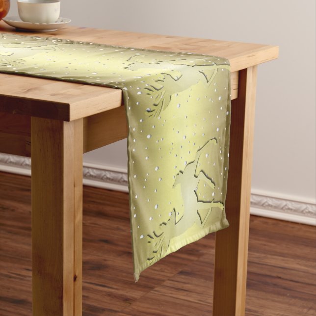 Golden Reindeer Snowy Holiday Table Runner Mittelgroßer Tischläufer (Beispiel)