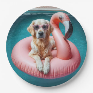 Golden Retriever auf einem Flamingo-Poolspielzeug Pappteller