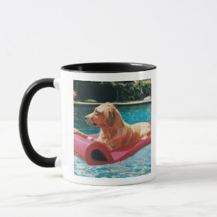 Golden retriever, das auf einem Luft-Bett in a Tasse