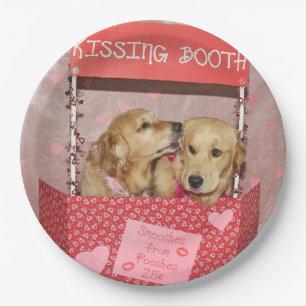 Golden retriever, das Stand küsst Pappteller