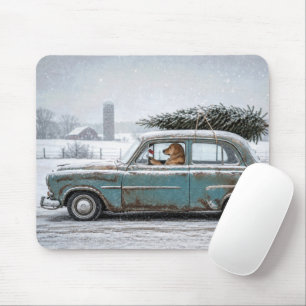 Golden Retriever fährt Retro-Auto mit Tannenbaum Mousepad