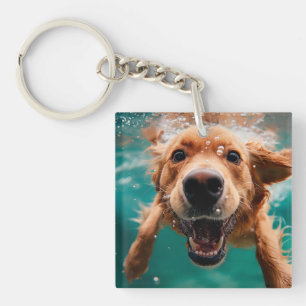 Golden Retriever heureux nageant sous l'eau