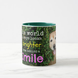 Golden retriever hinter einem Lächeln Tasse