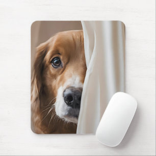 Golden Retriever Hinter einem Vorhang Mousepad