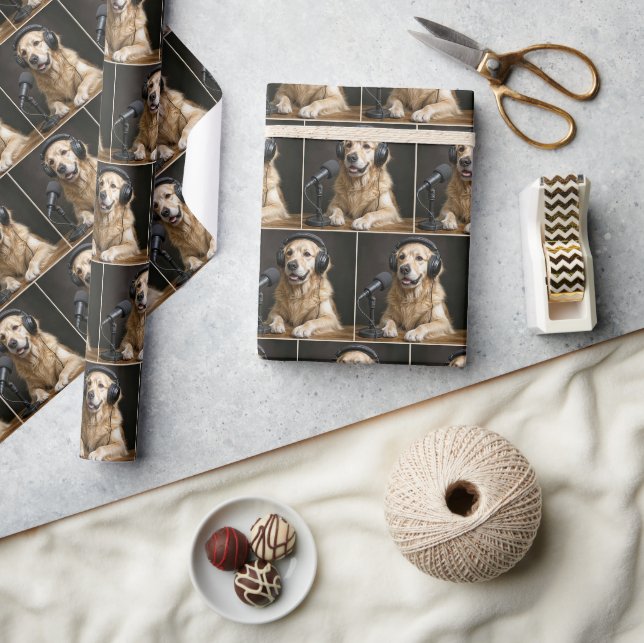 Golden Retriever Hosting a Podcast Geschenkpapier (Kunsthandwerk)