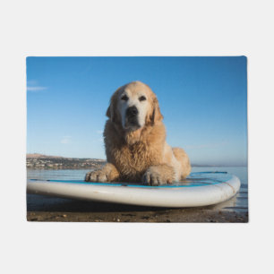 Golden retriever-Hund, der auf ein Paddel-Brett Fußmatte