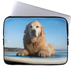 Golden retriever-Hund, der auf ein Paddel-Brett Laptopschutzhülle