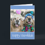 Golden Retriever Hunde in Winter Hats Hanukkah Feiertagskarte<br><div class="desc">Das ist die Jahreszeit, um goldig zu sein! Diese Hanukkah-Karte zeigt ein Foto von zwei goldenen Retrivenhunden draußen im Schnee. Beide tragen farbenfrohe Hüte und einer hat sogar einen Schal! Im Text steht: "Möchten Sie Licht und Frieden. Happy Hanukkah!" aber dies kann geändert oder gelöscht werden, um Ihre Bedürfnisse Anzug....</div>