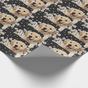 Golden Retriever in den Gängen auf Polka dot Geschenkpapier