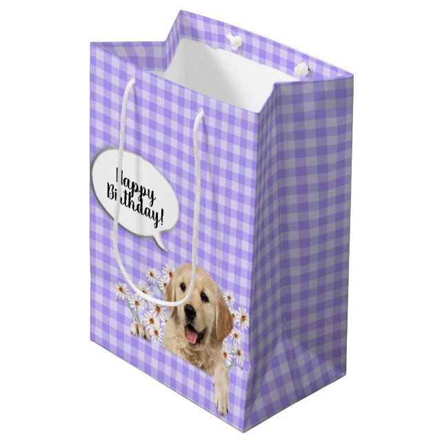 Golden Retriever in den Gängen über lila Gingham Mittlere Geschenktüte (Vorderseite Schrägansicht)