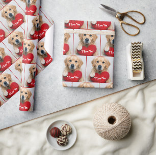 Golden Retriever mit einem roten Herz-Kissen Geschenkpapier