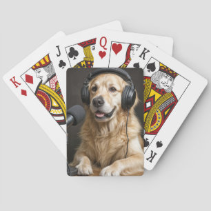 Golden Retriever moderiert einen Podcast Spielkarten
