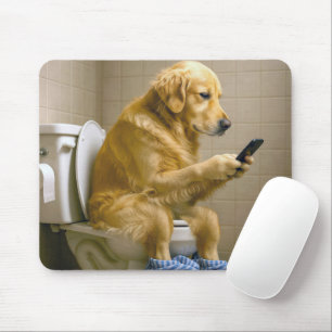 Golden Retriever sitzt auf der Toilette und schrei Mousepad