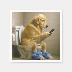 Golden Retriever sitzt auf der Toilette und schrei Serviette