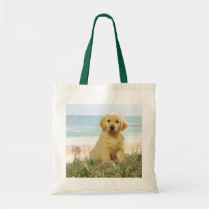 Golden retriever sur le sac fourre-tout à plage