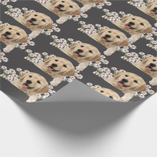 Golden Retriever unter Gänseblümchen auf Grau Geschenkpapier