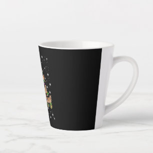 Golden Retriever Weihnachtsbaum bedeckt durch Flas Milchtasse