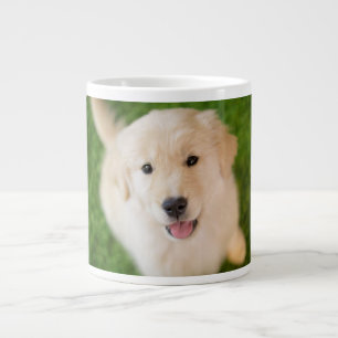Golden Retriever Welpe im Gras Jumbo-Tasse