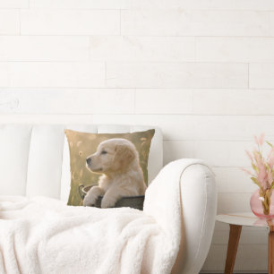 Golden Retriever-Welpe in einem Metall-Eimer Kissen