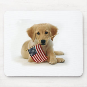 Golden retriever-Welpe und Flagge Mousepad