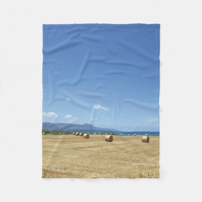 Golden Rolls of Hay and Deep Blue Sea Design Fleecedecke (Vorderseite)