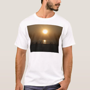 Golden Summer Sunset Reflektion am Strand T-Shirt