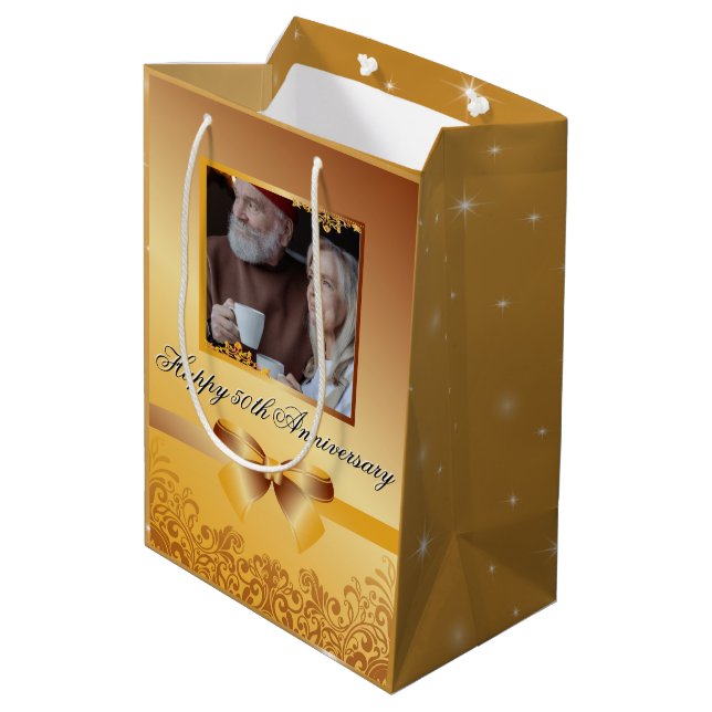 Golden Wedding 50 Jahre Jubiläum individuell anpas Mittlere Geschenktüte (Rückseite Schrägansicht)