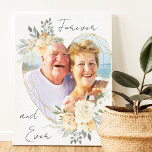 Golden Wedding Heart Shape Foto für immer Leinwanddruck<br><div class="desc">Maßgeschneiderte Foto-Leinwand mit einem geometrisch geformten goldenen Rahmen, in dem das Foto am liebsten dargestellt wird. Der Rahmen ist mit Aquarellbouquets aus Creme und Aprikosen-Blume geschmückt. Es wird mit dem Wortlaut "ewig und immer" in eleganter lässiger, handgeschriebener Schrift auf neutralem, mandelweißem Hintergrund geschrieben, die Sie alle bearbeiten können, wenn Sie...</div>