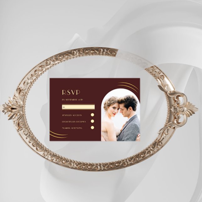 Golden Wisps Dark Burgundy Foto Wedding RSVP Karte (Von Creator hochgeladen)