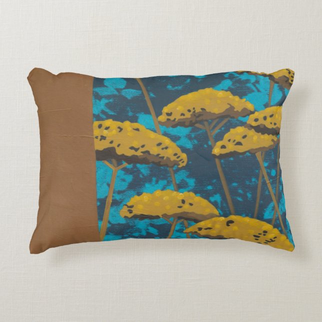 Golden Yarrow Garden mit blauem Hintergrund Zierkissen (Vorderseite)
