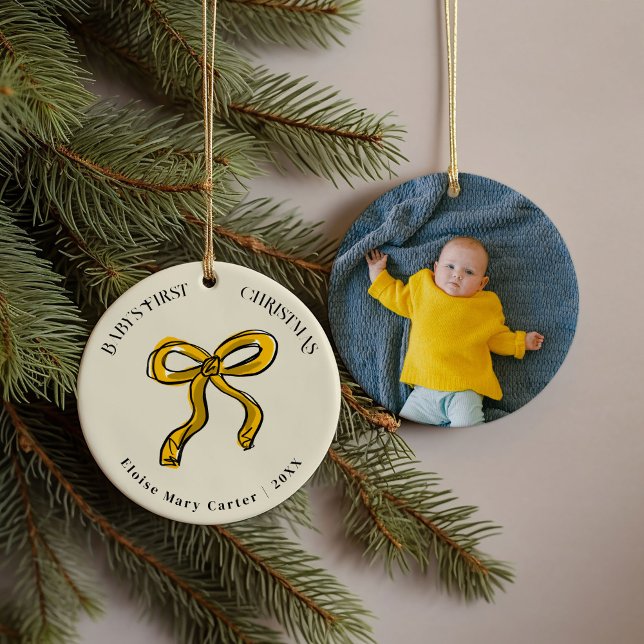 Golden Yellow Bow Baby's First Christmas Foto Keramik Ornament (Hand-drawn golden yellow ribbon Baby's First Christmas photo ornament.)